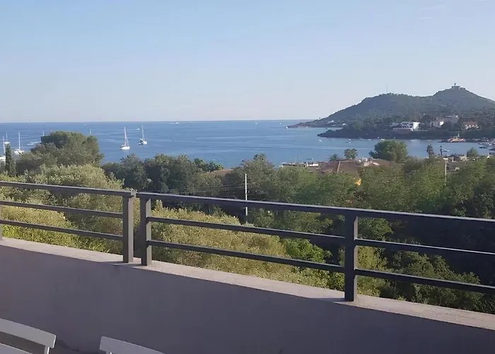 Architect-designed Villa, Overlooking Agay Bay *