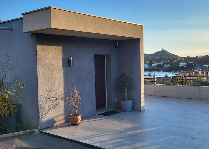Architect-designed Villa, Overlooking Agay Bay アパート *
